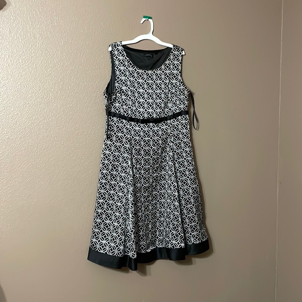 Black and white Tahari casual dress